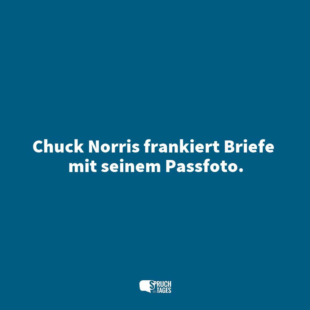 Chuck Norris frankiert Briefe mit seinem Passfoto.